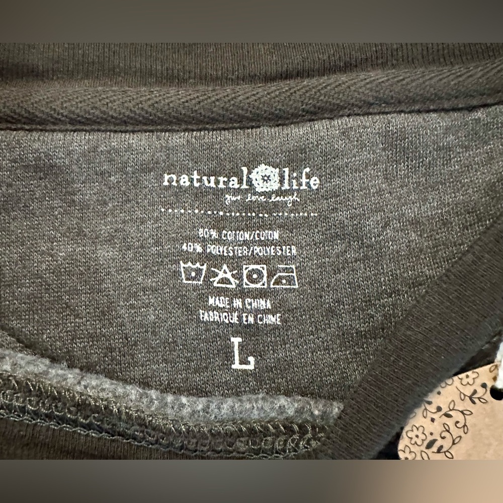 🌟 NWT NATURAL LIFE Brown Crewneck Sweatshirt with Peace Daisy Graphic - Picture 5 of 9